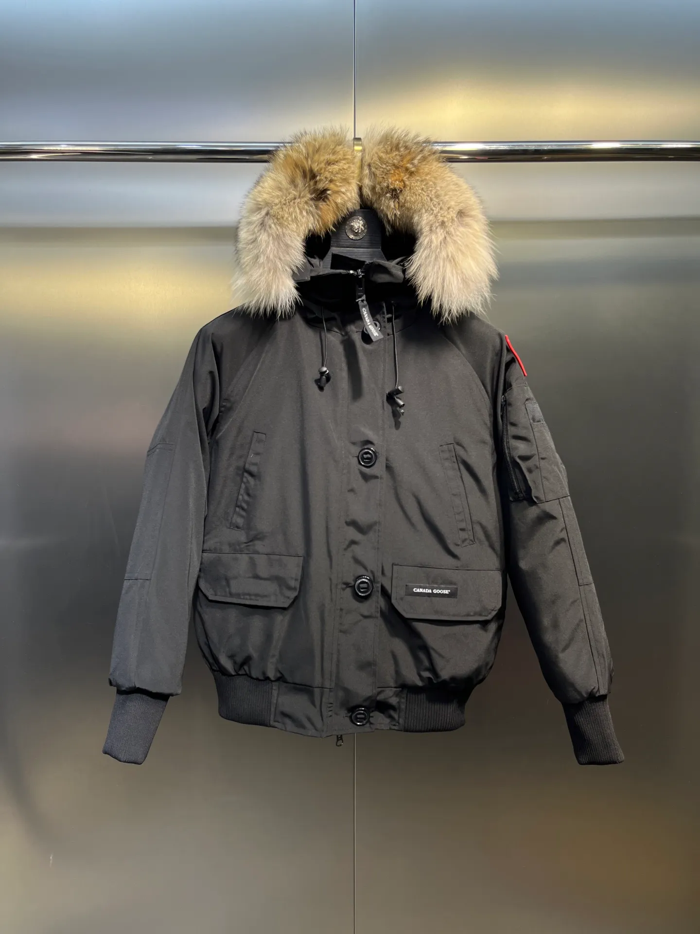 P780 CANADA GOOES 02 model (black) Chilliwa bomber jacket 02 model, chosen by Arctic and Antarctic scientific expedition teams as cold-proof equipment, the Rolls-Royce of down jackets. ➖ Industry-leading anti-counterfeiting chip sensing. ➖ Imported Behringer embroidery machines and customized embroidery labels, the highest level and industry leading. ➖ Imported Korean 21-count polyester-cotton blended original fabric, TC85 waterproof coated fabric, water-repellent, windproof and wear-resistant. ➖ The new national standard 80 white duck down is filled with an average of 520 grams of down. The amount of down filled is industry-leading. ➖ 100% nylon lon lining with double double-layer sealing design to prevent velvet running, seamless thread design on cuffs! ➖ Western Canadian Green Wolf Collar. ➖ Yoshida YKK provides original factory-customized electroplated sliders. YKK two-way lockable zippers are tight and smooth and do not peel off paint. ➖ 3M composite Velcro is durable and the accessories and hardware are all custom-made. Note: Our copywriting is only simple and clear. Instead of bragging about the copywriting, it is better to compare and understand with samples. Only for the purest, most focused, most professional, highest quality, and highest sex!  size：xs-xl